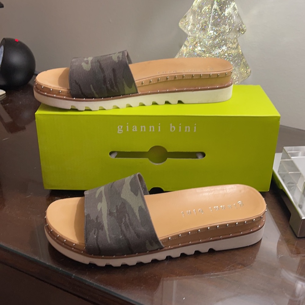 Gianni Bini Camo Slides size 9 - Picture 2 of 5